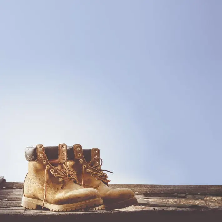 Botas de couro sobre um muro